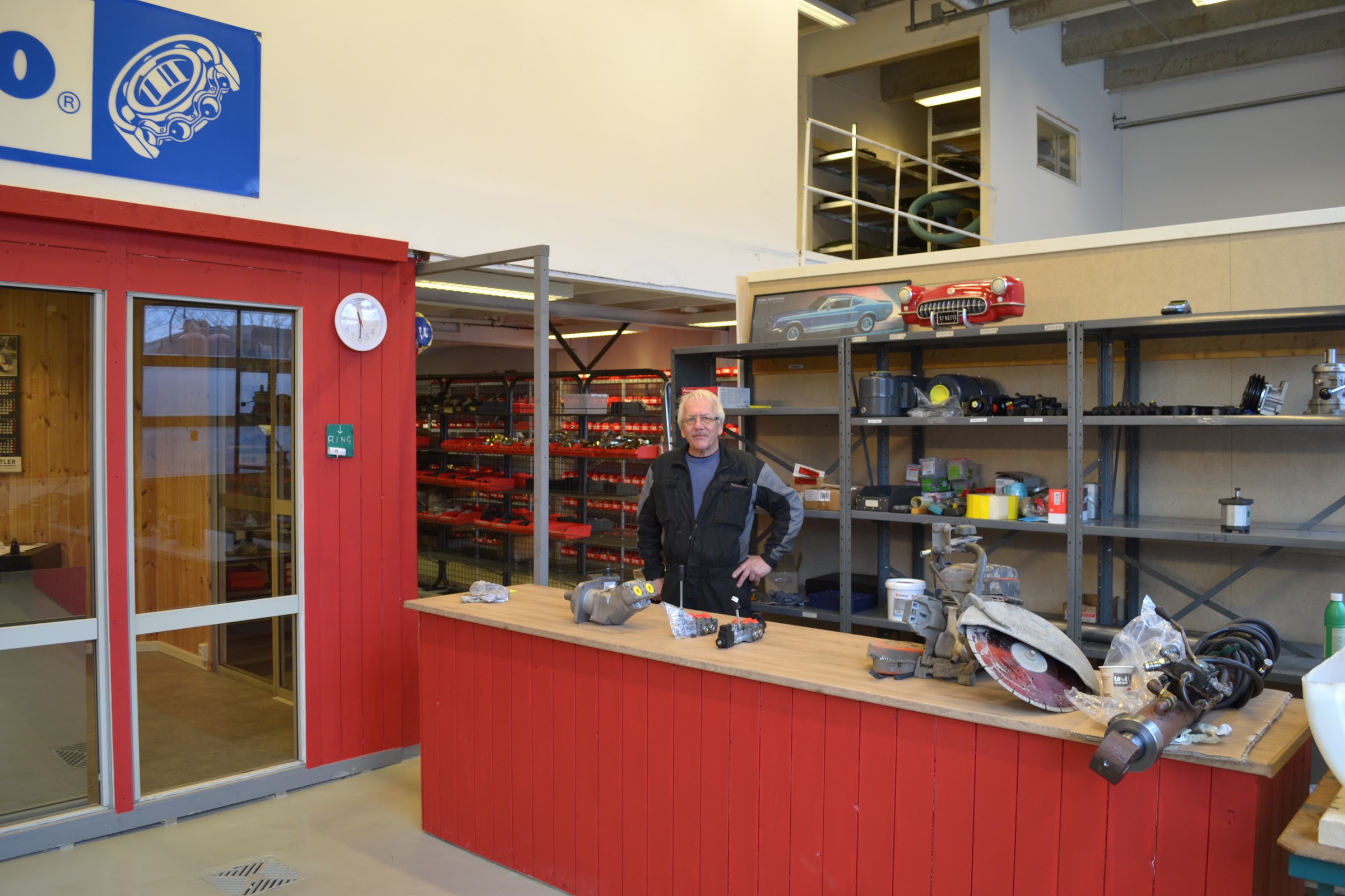Butikken hos N. A. Eie med rød disk og hyller fulle av deler og verktøy
